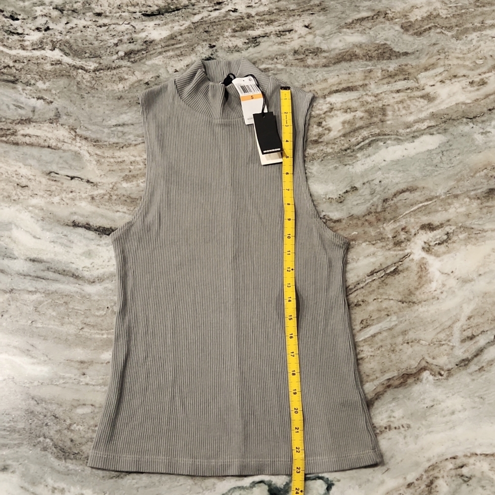 Sleeveless Turtleneck top